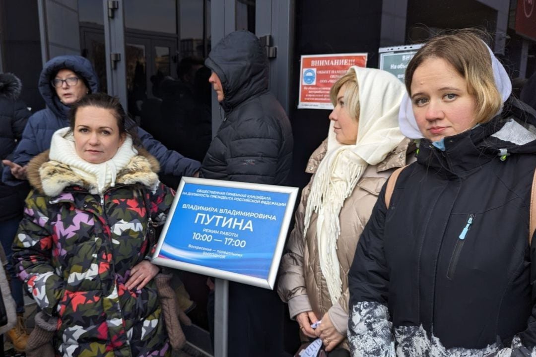 "Белые платки" бунтуют: сотни жен мобилизованных собрались в Москве, силовики "пакуют" людей в автозаки
