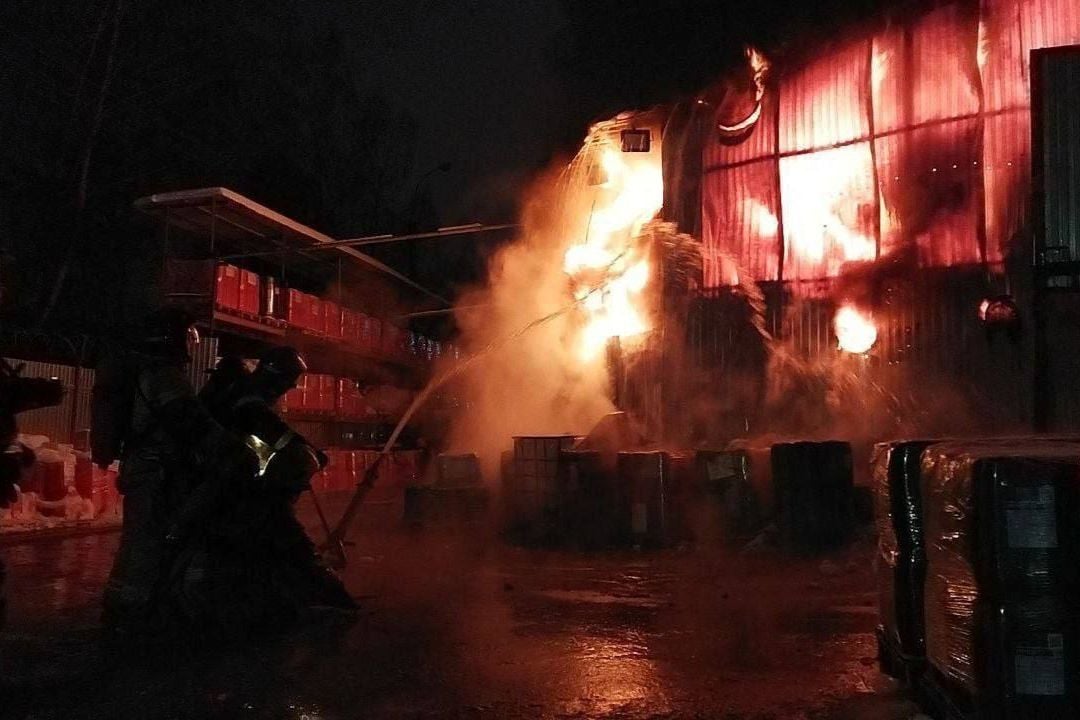 Мощный пожар в Ижевске: ночью загадочно сгорел ТЦ, в котором строили дроны армии Путина