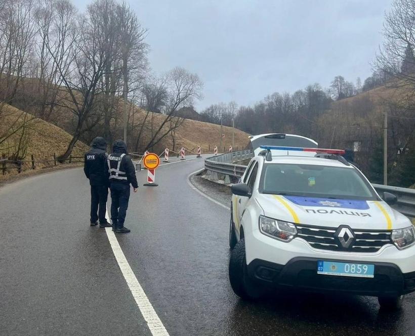 На Раховщине из-за сдвига опорной стены частично ограничено движение транспорта: водителей призывают планировать свой маршрут другим путем