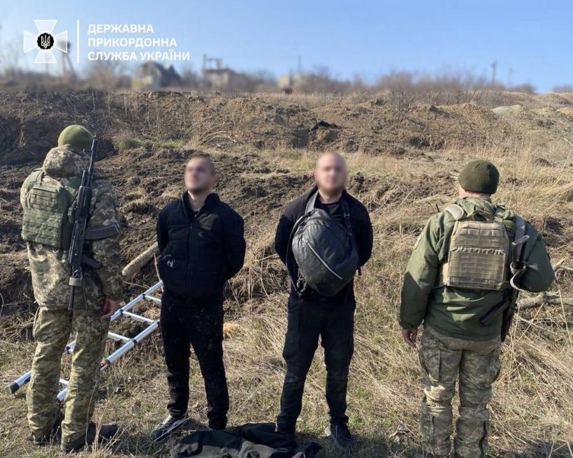 Пытались прорваться в Молдову: двое мужчин с лестницей "штурмовали" противотранспортный ров, их задержали с выстрелами