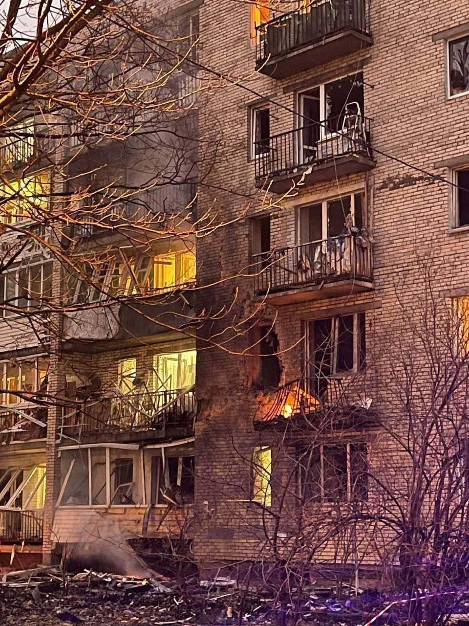 ​Взрывы в Петербурге: дрон, сбитый российской ПВО, влетел в многоэтажку