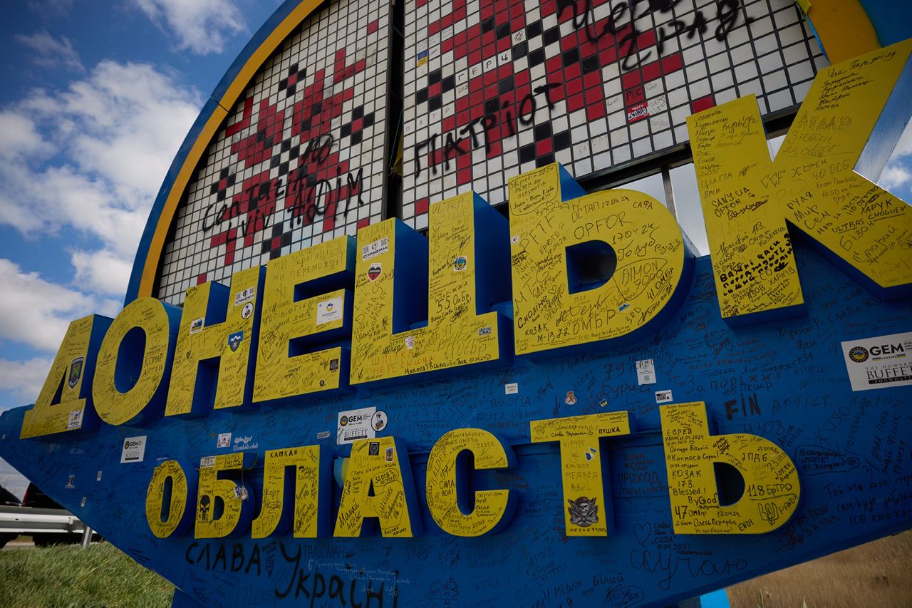 Оставил автограф: Зеленский показал видео, как расписался на легендарной стеле в Донецкой области