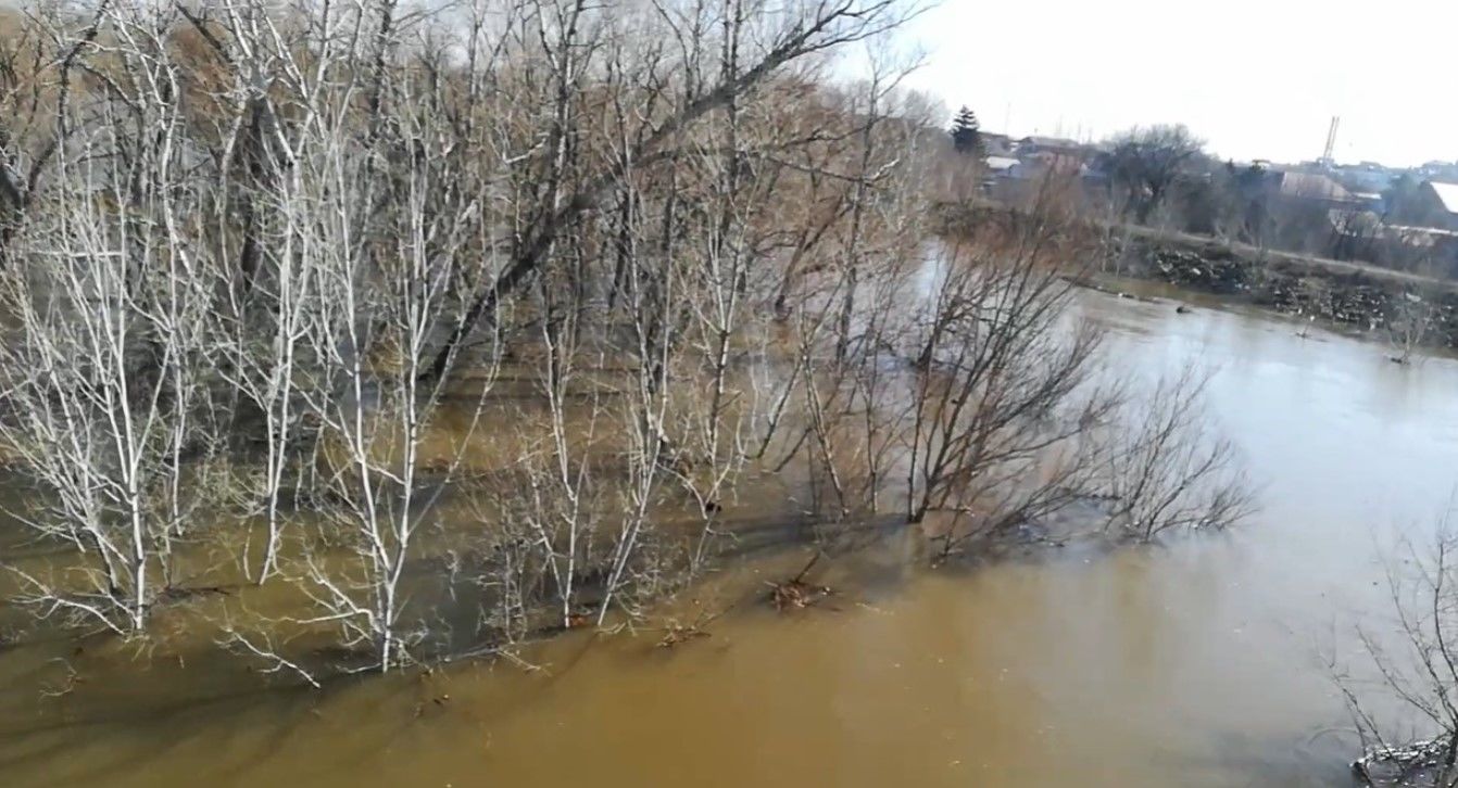 "Все, мы поплыли", - российский Орск уходит под воду из-за прорыва дамбы