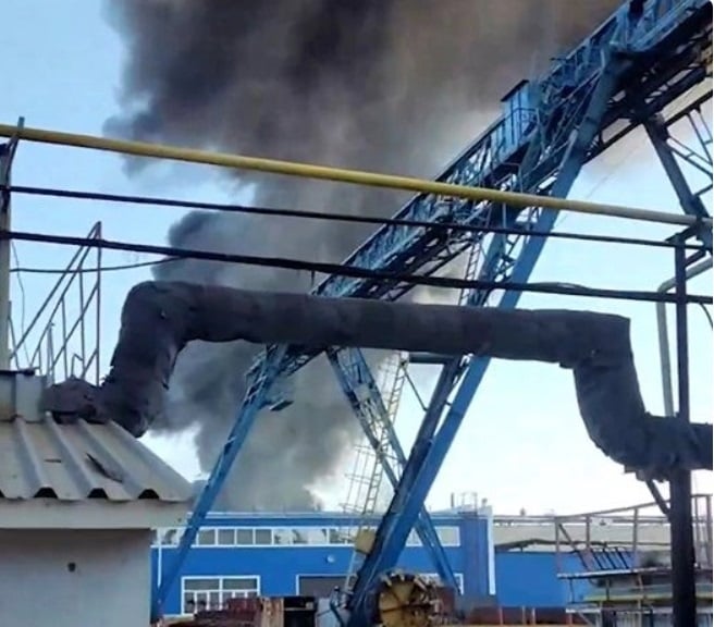 В российском Омске внезапно вспыхнул пожар на предприятии: горят нефтяные емкости, все вокруг в черном дыму