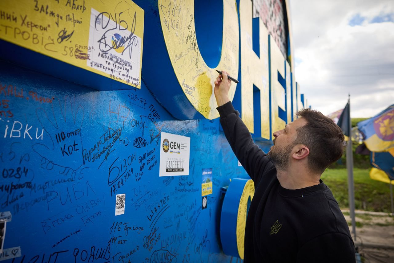 Оставил автограф: Зеленский показал видео, как расписался на легендарной стеле в Донецкой области