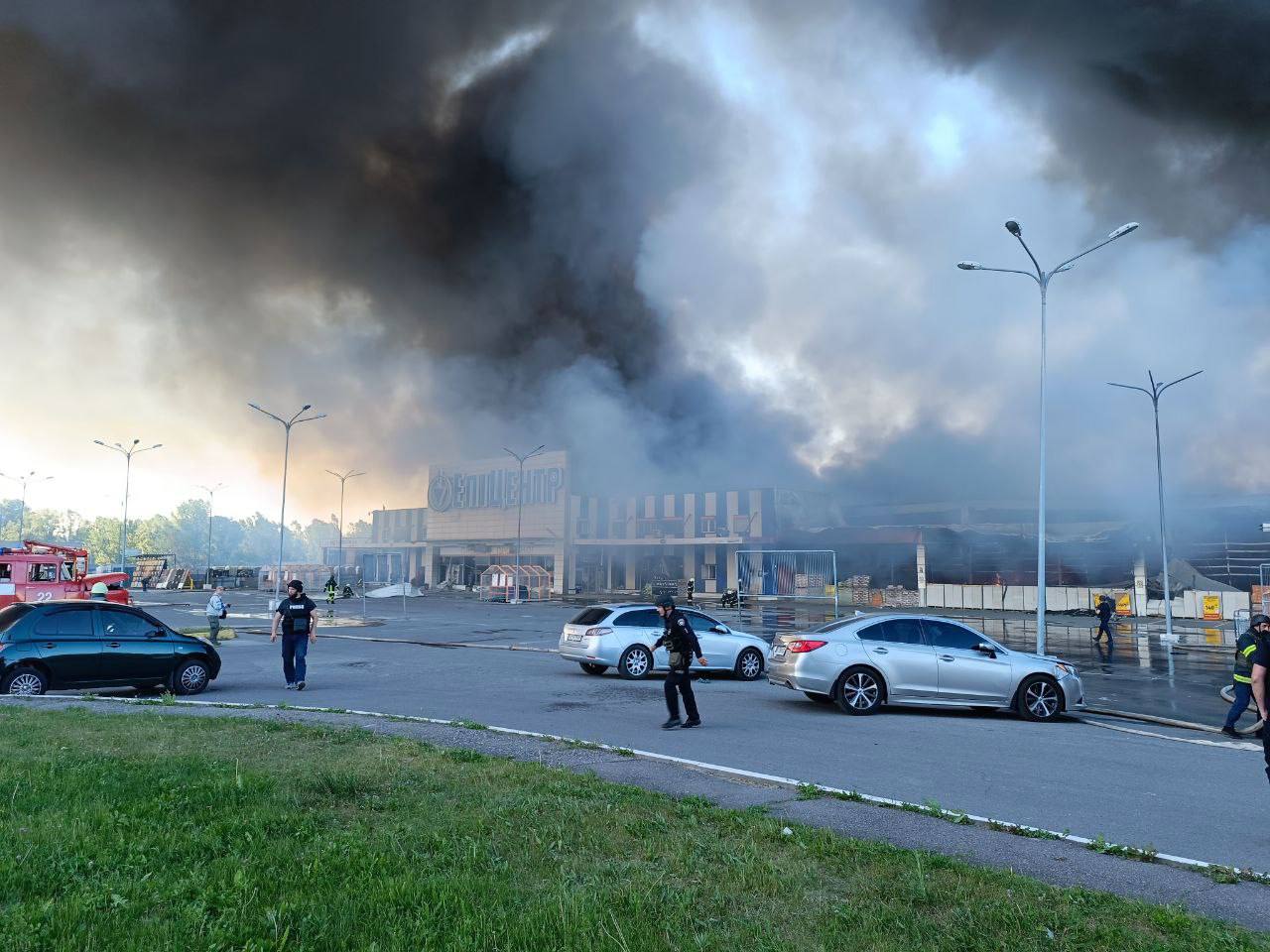 РФ ударила авиабомбами по "Эпицентру" в Харькове, где могло быть 200 человек: есть погибшие 