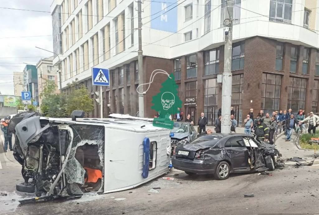 ​ДТП в Белгороде: на перекрестке протаранили "скорую", заполненную военными РФ