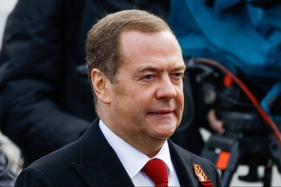 ​Медведев разругался с умной колонкой "Алиса", не пожелавшей искать ему Бандеру в Украине