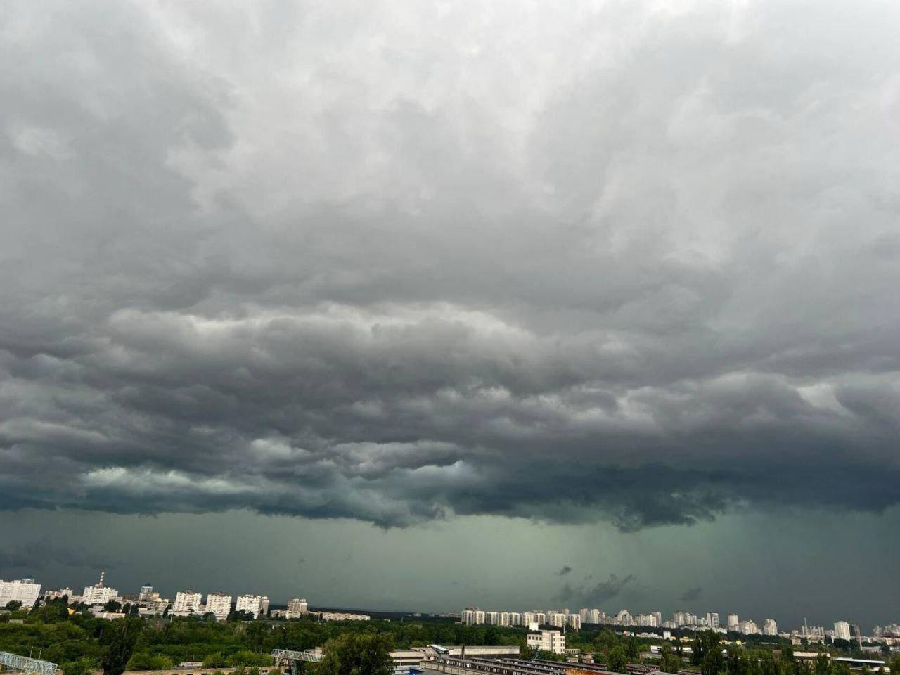Неожиданная опасность: погода 2 июня напугала зрелищными явлениями киевлян и не только 