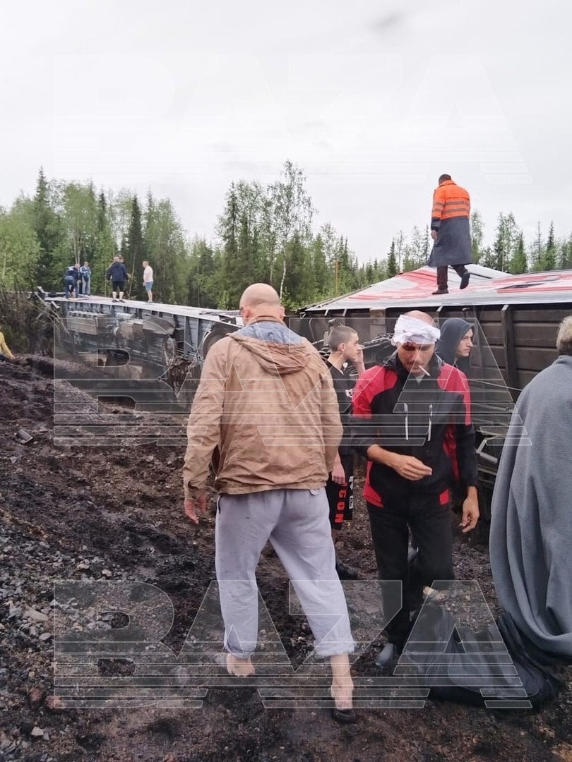 ​В России поезд, заполненный пассажирами, слетел с рельсов в реку: появились кадры с места ЧП