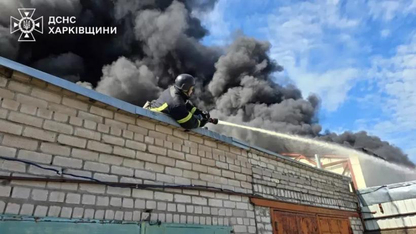 Масштабный пожар разгорелся в Харькове после возгорания пластиковых отходов, повреждены две СТО