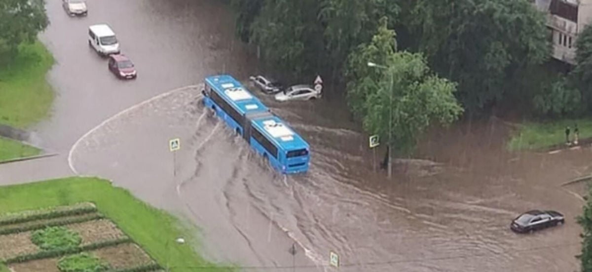 ​Мощный ливень в Москве привел к немыслимым последствиям: десятки тысяч автомобилей оказались под водой