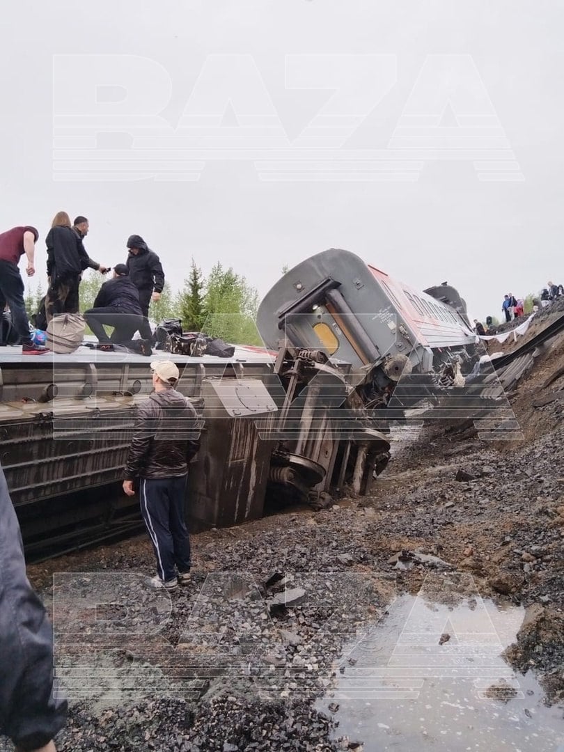 ​В России поезд, заполненный пассажирами, слетел с рельсов в реку: появились кадры с места ЧП