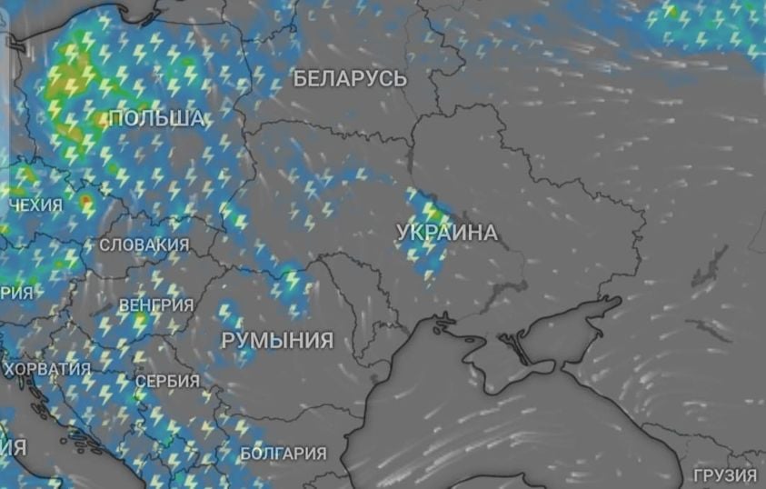 Дожди с грозами в ряде областей: синоптик рассказал, где в воскресенье понадобятся зонты 