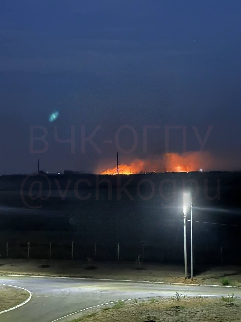 ​Виден огонь и сильный дым: в Сети показали кадры атаки на военный аэродром Мариновка в РФ