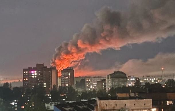 В Ярославле масштабный пожар на складе горюче-смазочных веществ – есть пострадавние