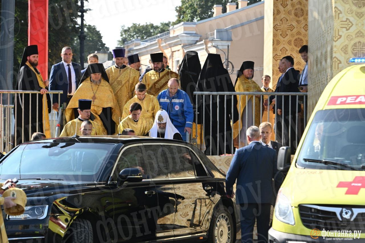 Патриарху Кириллу стало плохо в Петербурге, его отвели в карету скорой помощи - росСМИ