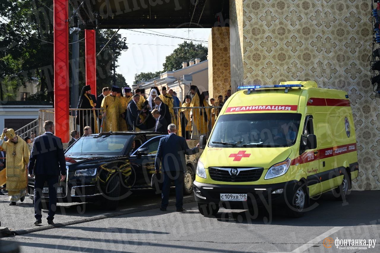 Патриарху Кириллу стало плохо в Петербурге, его отвели в карету скорой помощи - росСМИ