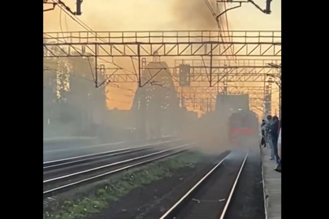 ​В Подмосковье загорелась электричка: люди выбивали окна, чтобы спастись