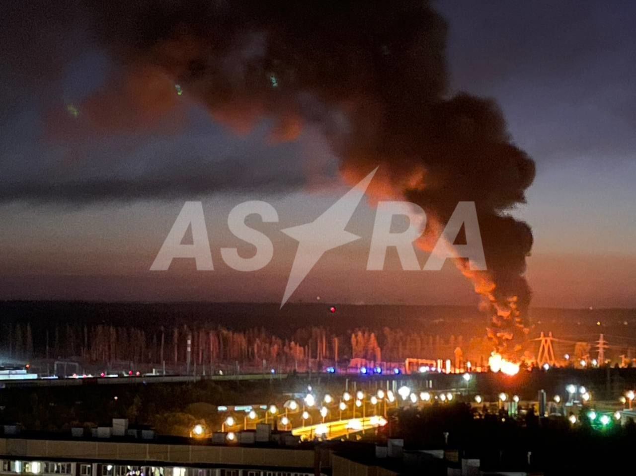 Подмосковье горит: столб огня и дыма под звуки сирен в депо Крюково показали на видео