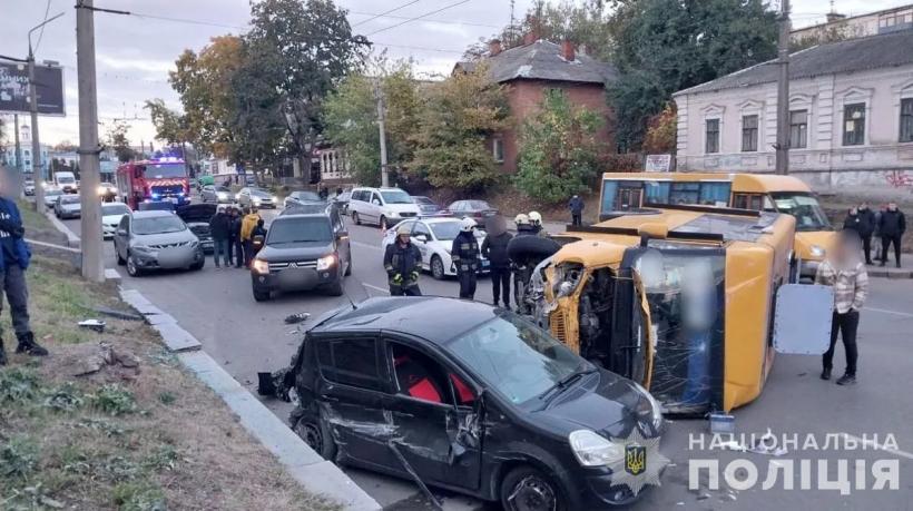 В Сумах произошло ДТП с участием маршрутки: травмированы восемь человек