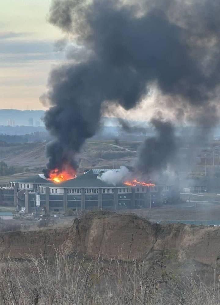 ​Дроны атаковали здание Университета спецназа в Гудермесе – появились кадры