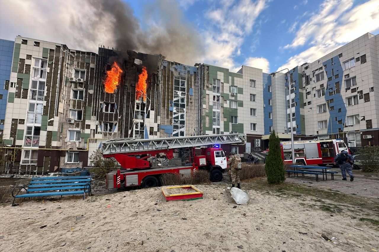 Атака с неба: ПВО РФ обрушила дрон на многоэтажку в Белгороде, вызвав пожар