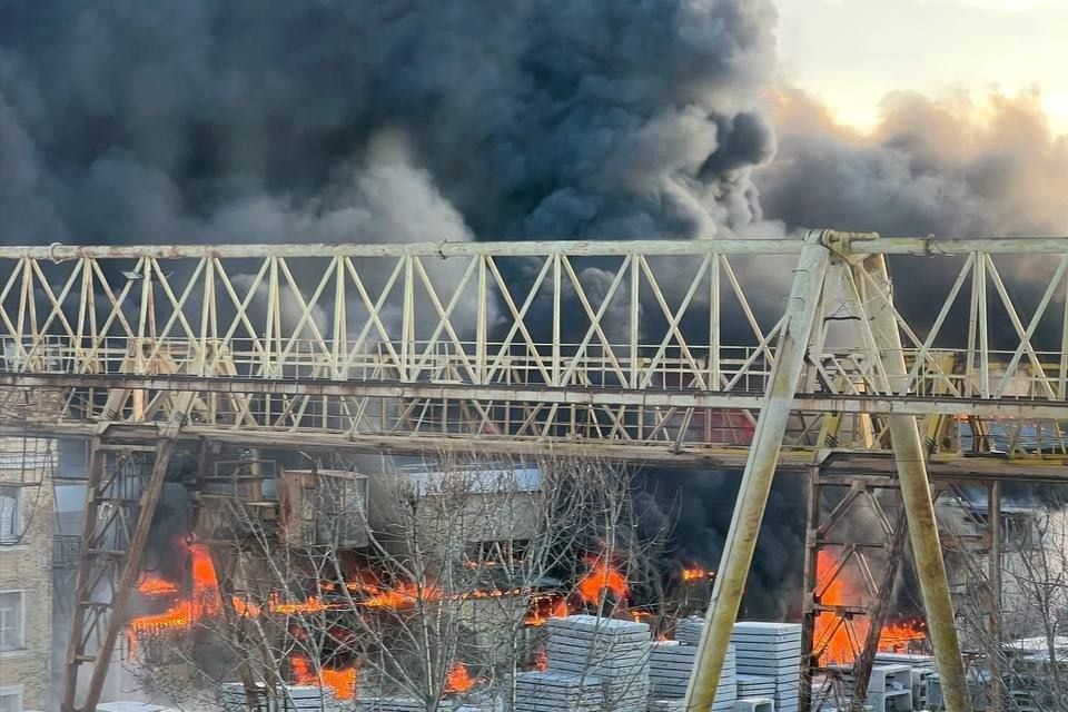 ​В Екатеринбурге пылает завод "Полистирол-Строй", тесно связанный с армией РФ: появились детали