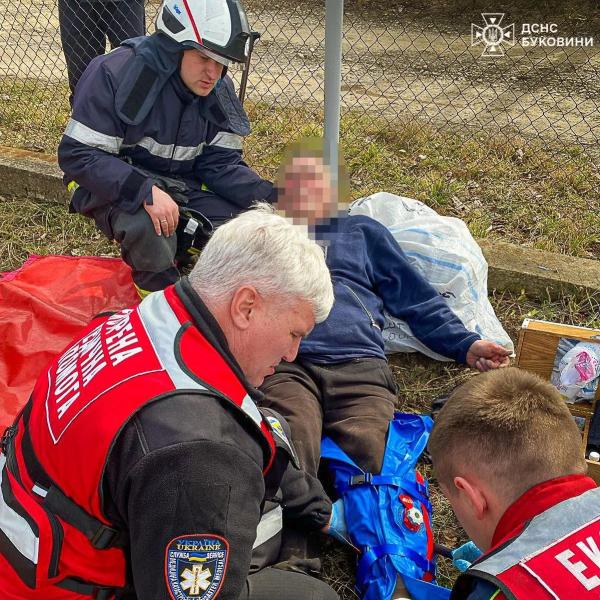 На Буковине мужчина попал в ловушку мотоблока: спасатели освободили