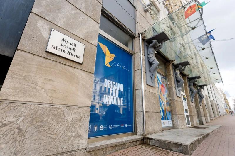 5000 птиц надежды: в Киеве открыли арт-инсталляцию бельгийского дизайнера