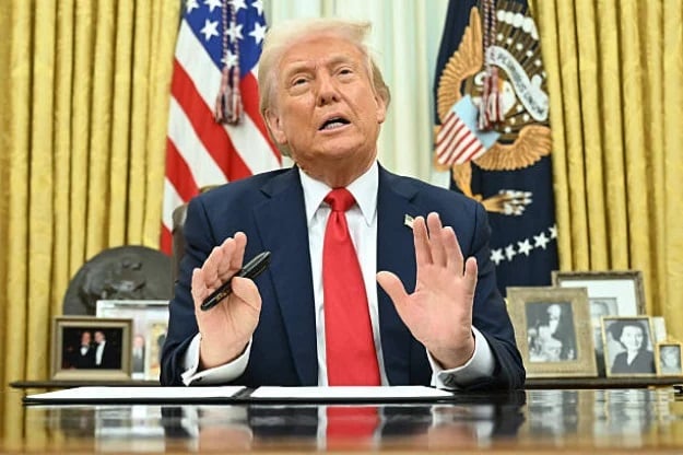 Головне за четвер: Трамп збільшив мито для Китаю до 125% та що буде із землею та нерухомістю українців
