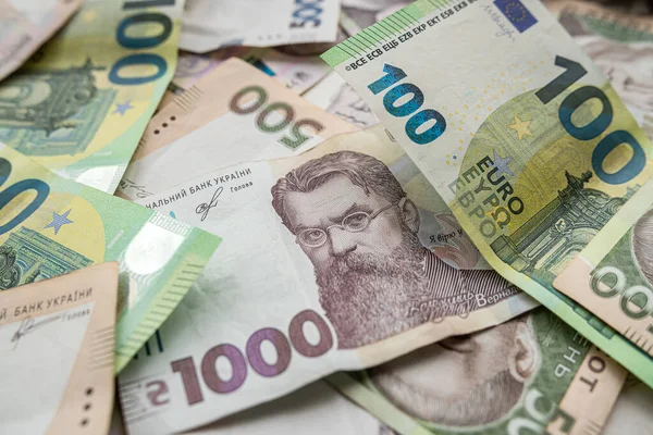 Курс валют на 28 квітня: євро та долар в банках дорожчають