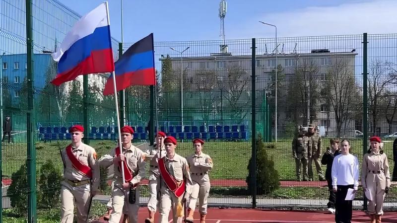Учат ходить строем и стрелять: россияне готовят детей в Мариуполе к войне с Украиной
