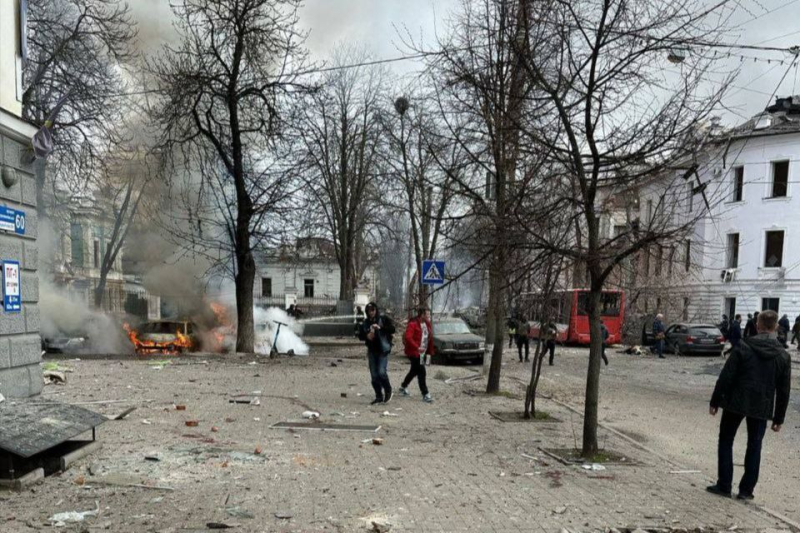 "В день, когда люди идут в церкви", - Зеленский сообщил о "десятках" погибших в Сумах из-за удара РФ