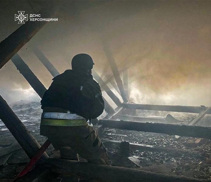 В Херсоне спасатели ликвидировали пожар в многоэтажке: спасены два человека