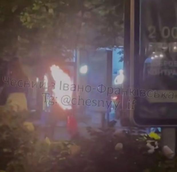 В Ивано-Франковске мужчина облился бензином и поджег себя