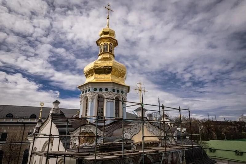 В Киево-Печерской Лавре установили освященный крест на Троицкую надвратную церковь