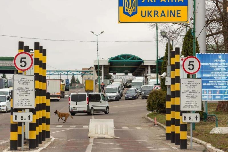 В пункте пропуска "Шегини" временно ограничивают движение: названа причина