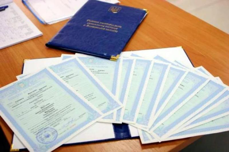 Заламинированные свидетельства о браке и рождении действительны - Минюст