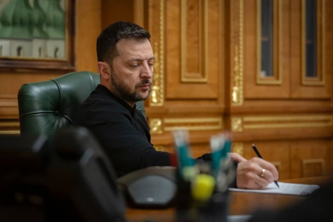 Зеленський підписав закони про продовження воєнного стану і мобілізації