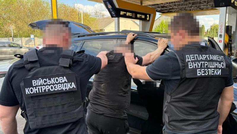 15 тысяч долларов - и за границу через лес: в нескольких областях задержали 10 организаторов незаконного выезда военнообязанных