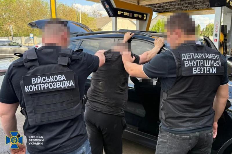 15 тысяч долларов - и за границу через лес: в нескольких областях задержали 10 организаторов незаконного выезда военнообязанных