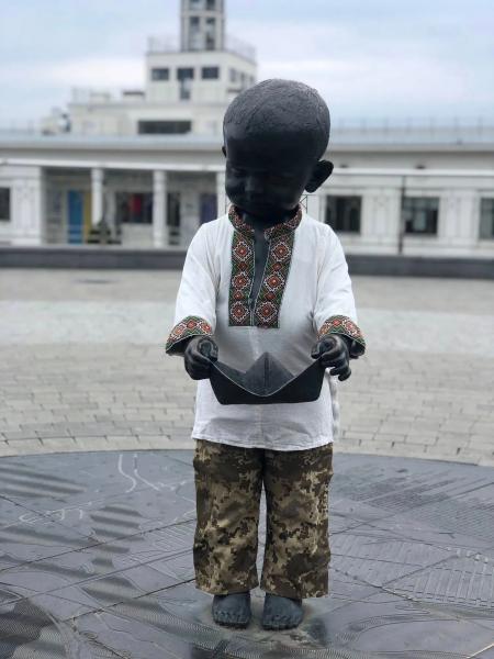 День вышиванки: в Киеве скульптуры маленьких основателей столицы одели в украинские традиционные наряды