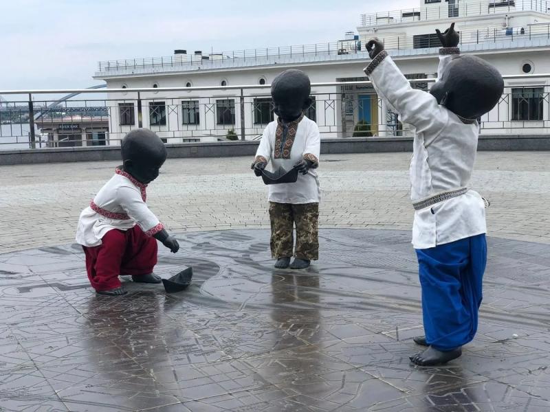 День вышиванки: в Киеве скульптуры маленьких основателей столицы одели в украинские традиционные наряды