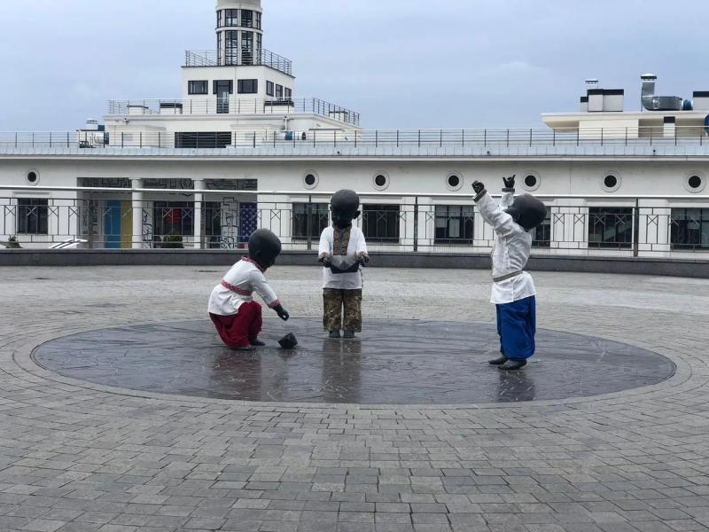 День вышиванки: в Киеве скульптуры маленьких основателей столицы одели в украинские традиционные наряды