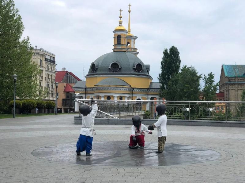 День вышиванки: в Киеве скульптуры маленьких основателей столицы одели в украинские традиционные наряды