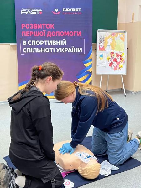 Favbet Foundation и FAST учат спасать жизни: новый этап тренингов для учеников спортивного лицея