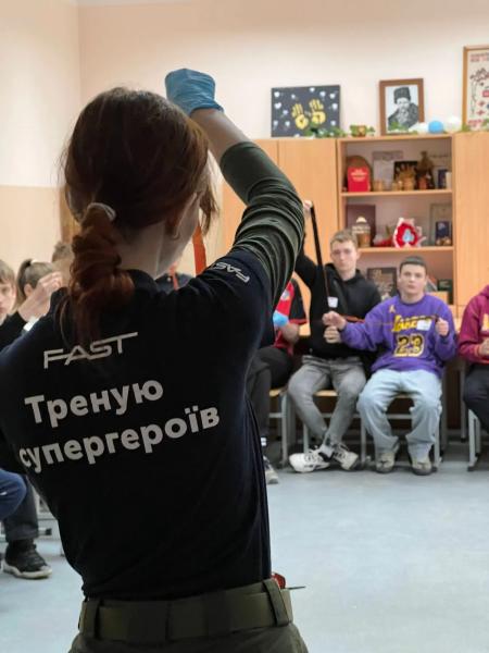 Favbet Foundation и FAST учат спасать жизни: новый этап тренингов для учеников спортивного лицея