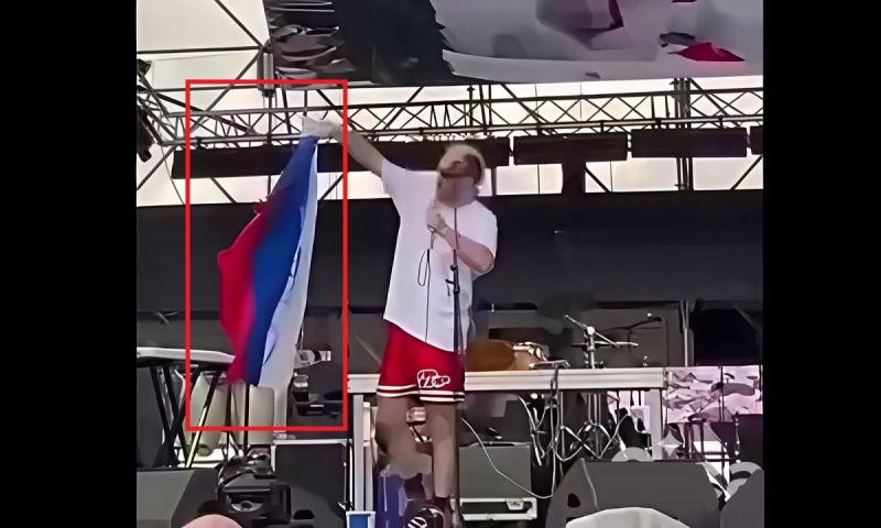 Грузинский певец показал мочеиспускание на российский флаг на сцене в Тбилиси - видео вызвало скандал в РФ