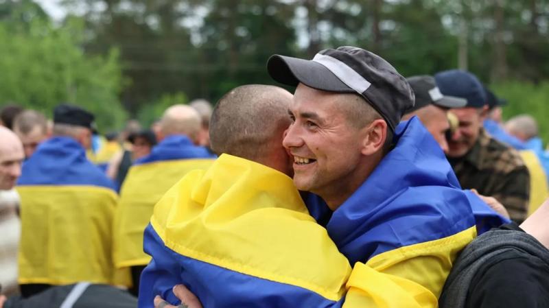 Наши дома: в рамках последней части обмена военнопленными в Украину вернулись 303 защитника